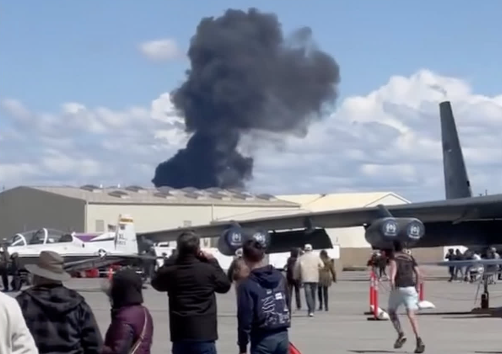 Huge black smoke plume after fighter jets collision at Idaho air show