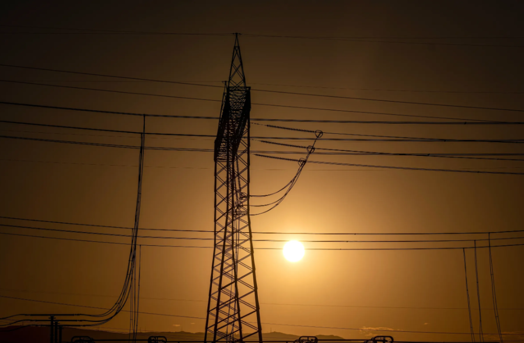 California power lines during extreme heat wave causing outages