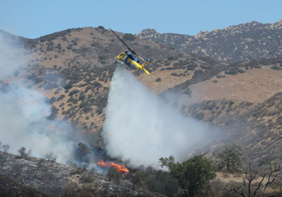 helicopter-puts-out-fire