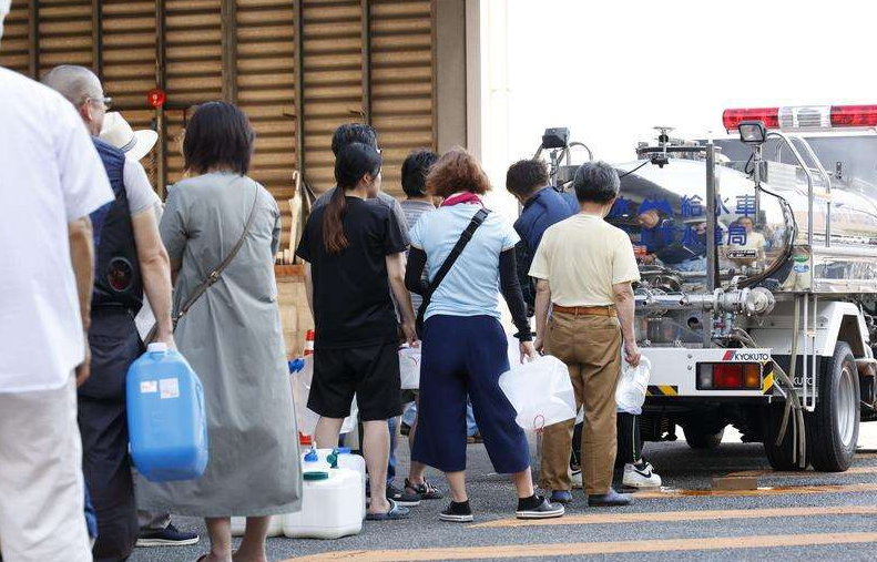 People queuing for water